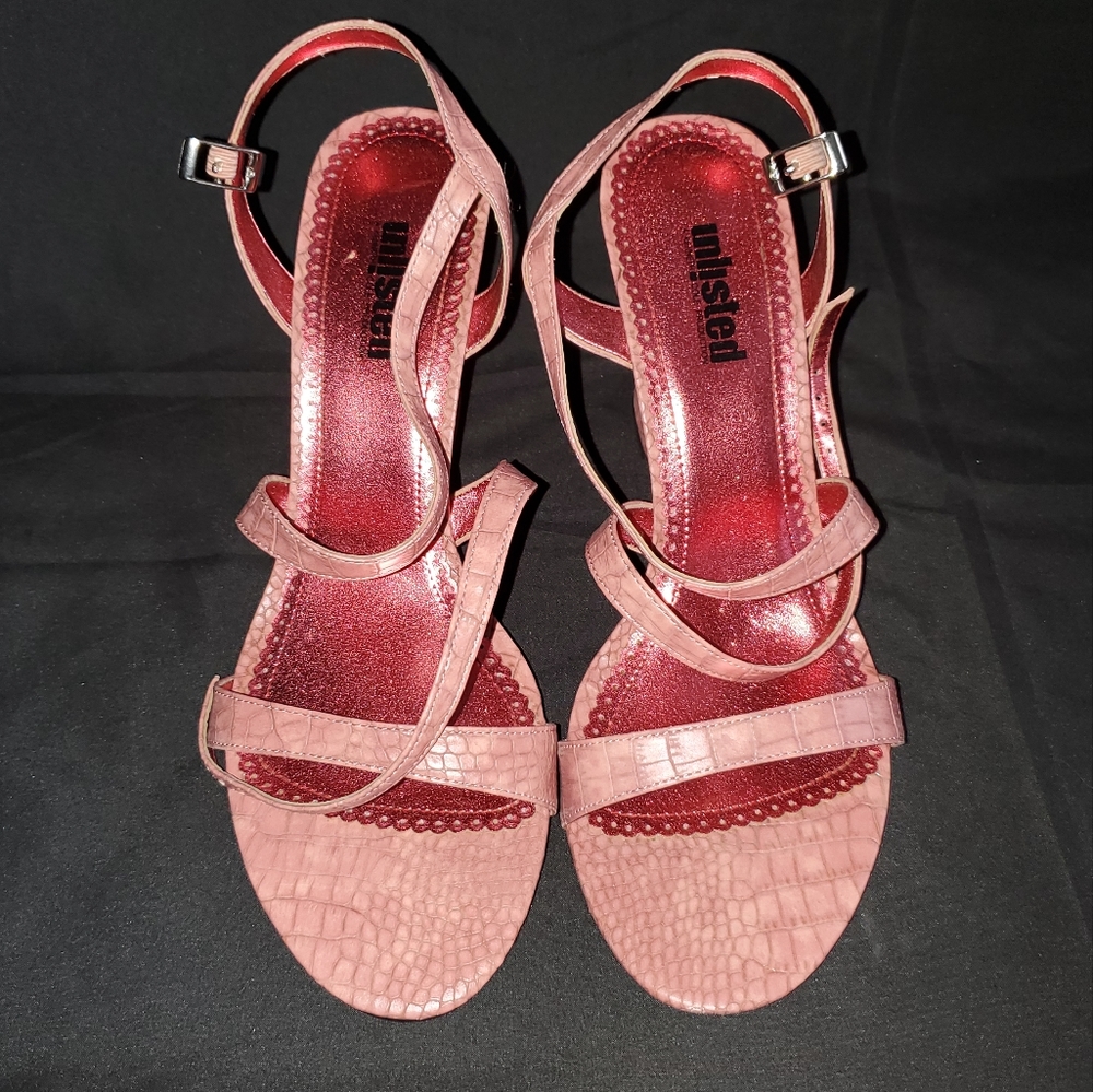 Unlisted wedge shoe